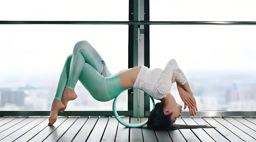 长期练习瑜伽能增强体质,还能缓解压力,改善睡眠质量.4.