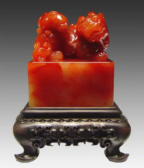 美艳的红芙蓉石