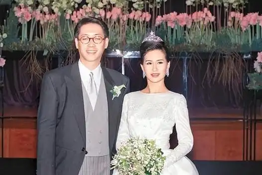 60岁何超琼喜迎第二春,与男友贴脸拥吻秀恩爱,男方身份不简单