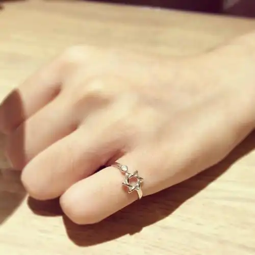 非常百搭的六芒星设计的戒指,开口设计方便自己调节,带哪个手指完全