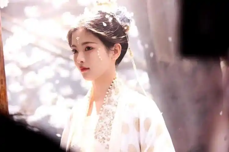 杨超越是适合小白花的,柔柔弱弱的,杏仁眼,瓜子脸,圆下巴,鼻头圆润.