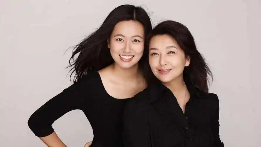 风情女人江珊的情感传奇与靳东纠缠不清现与新夫幸福共享