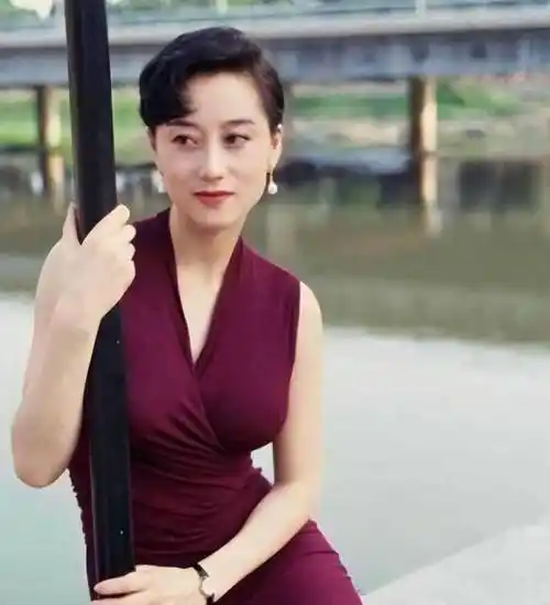 情感长河:李连杰与利智的三十年宠爱李连杰对利智的宠爱,成为娱乐圈的