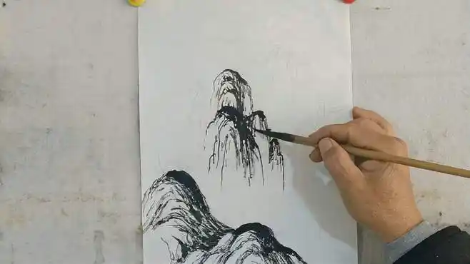 姜战平绘画与教学:山水画披麻皴画法,山峰要连贯且错落有致!