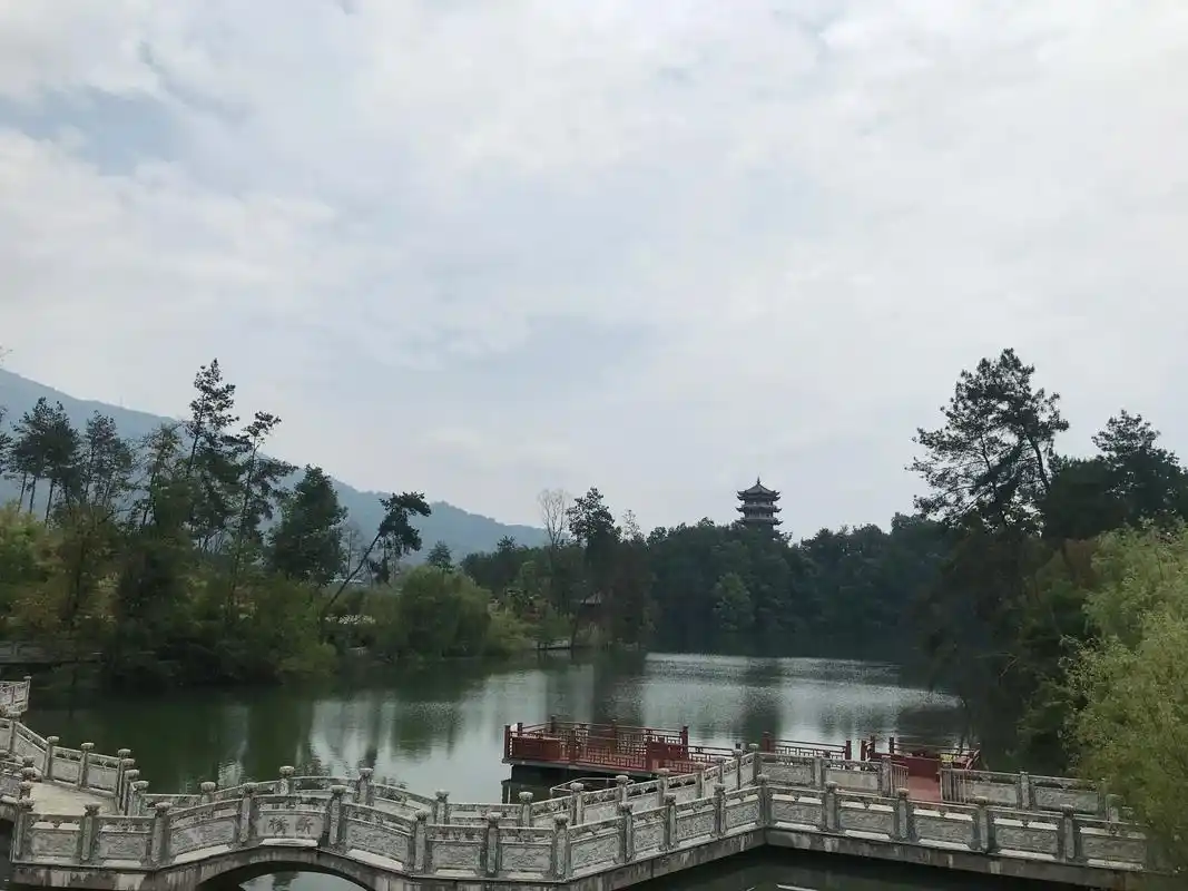 山水画舫汉中南湖.太多的未建成水泥建筑环湖而立,破坏了自然 - 抖音