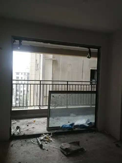 阳台与客厅之间的铝合金的门套已经装上.