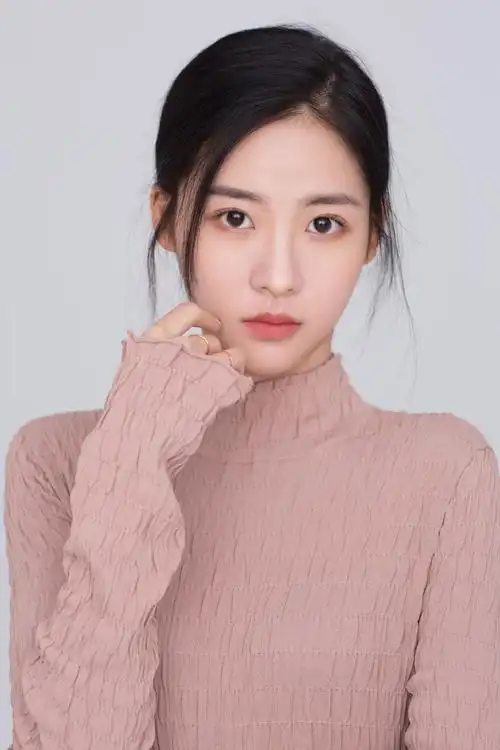 snh48孙芮粉色毛衣简约甜美写真图片