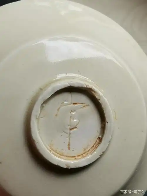 两件"官"字款的定窑刻花小洗的对比