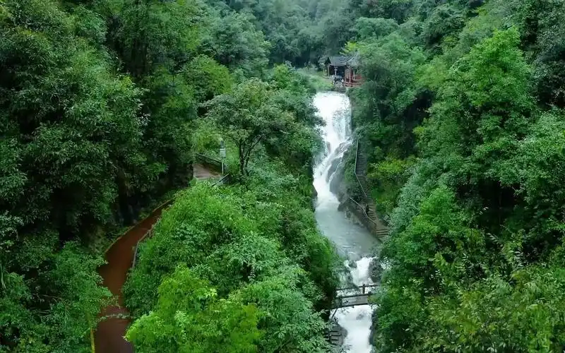 华蓥山天意谷风景区 邻水一枝独秀:天意谷千丈瀑布