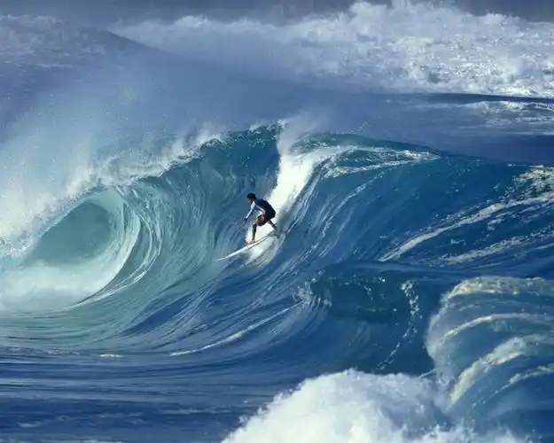 夏日海上冲浪高清桌面壁纸