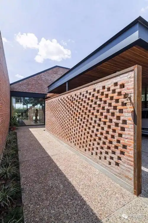 粗糙的红砖砌筑起这座精致的住宅