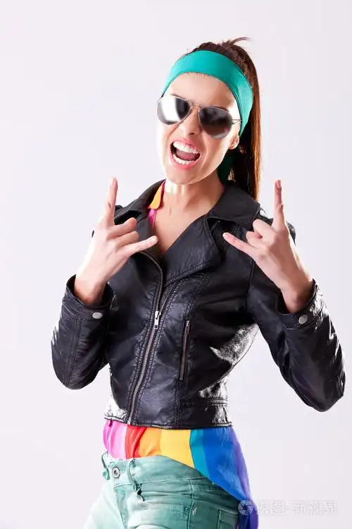 女人摇杆尖叫和打手势摇滚