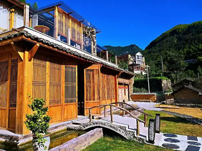 小时到素有"小黄山"之称的浙江大明山游玩,晚宿于浙西大峡谷畔一民宿