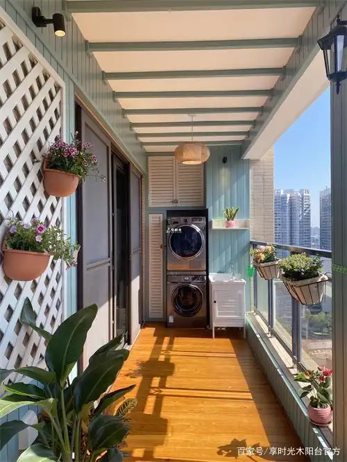 所以,阳台空间不容浪费,小小阳台改造好了,可以变身休闲区,小花园,储