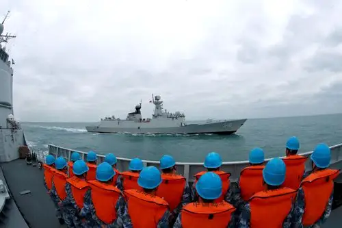 东海舰队战舰编队演练乘风破浪