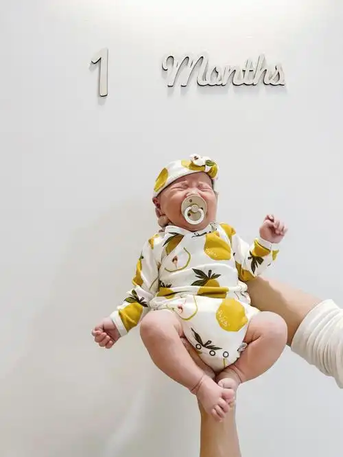 在家自拍宝宝满月照