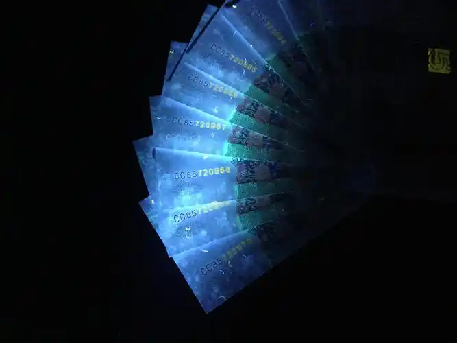 爱藏网 爱藏拍卖 纸币乐园 分享到: 【强光数字荧光冠995标10连号】