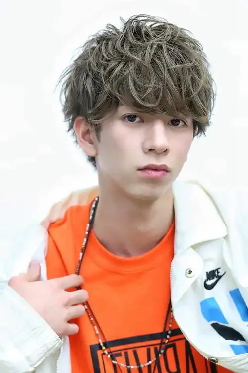 男生亚麻色染发图片效果 夏天暗黄色染色发型(3)