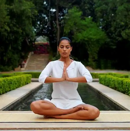 瑜伽体式大全-瑜伽半莲花坐