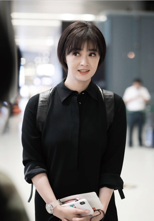 蒋欣身穿衬衫连衣短裙,整体造型十分的低调,又白又瘦美得可爱!