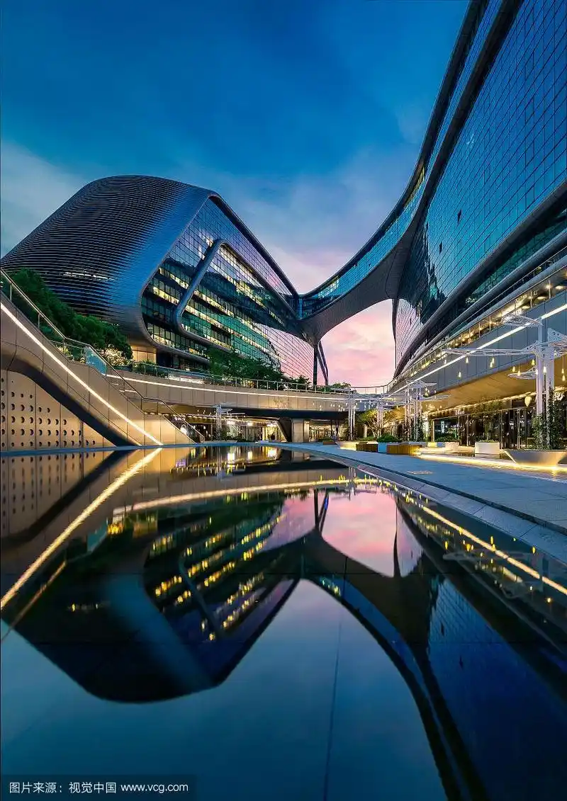 上海市长宁区凌空soho日落蓝调风光