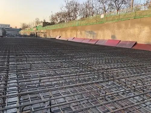 顶板钢筋绑扎完成,准备浇筑混凝土.