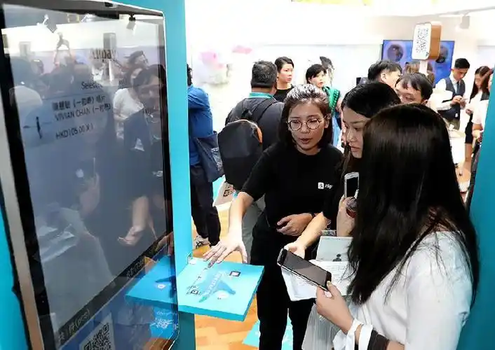 工作人员在无人零售商店演示付款结账方法.