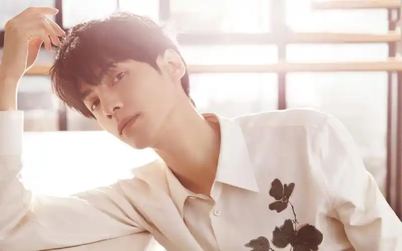 罗云熙清爽帅气写真桌面壁纸