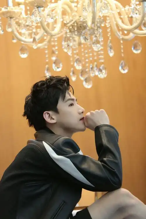 白敬亭二登芭莎男士封面##白敬亭低保真复古大片