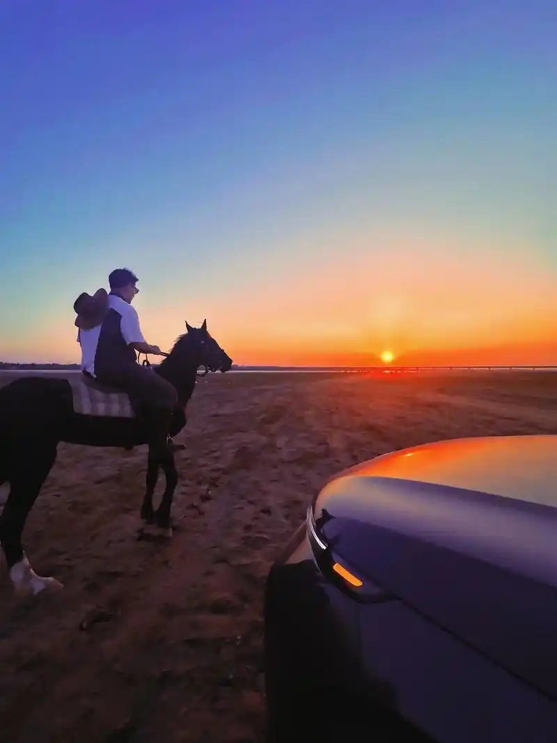 日落92 #骑马 #夕阳下的背影 少年没有乌托邦,心向远方 - 抖音