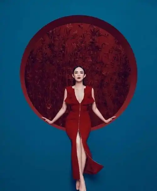 一身红色亮相时尚芭莎,自然美的脸太抗老了_的设计_吊带_中国