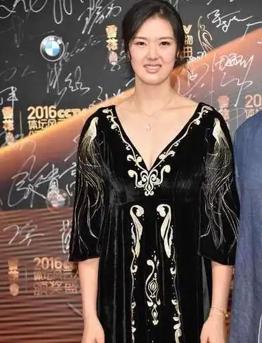 原创张常宁黑色礼服装颜值惊艳身材凹凸有致打扮略显成熟