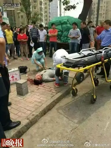 青岛路怒男持棍打死路人 被抓时面带笑容(图)