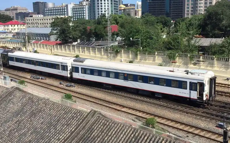 铁路0k28次列车推离北京站含国列25t