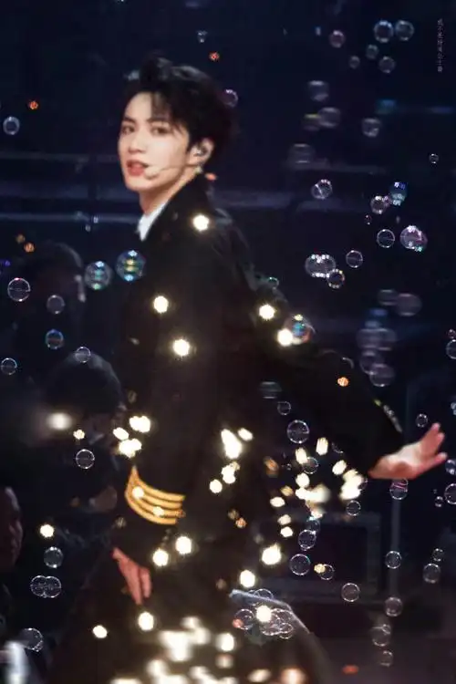 刘耀文黑色制服造型##刘耀文胸前纹身贴##时代少年团今天换妆造了