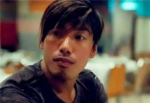 最先,张耀扬扮演的秃鹫和雷耀扬,全是教科书般的表