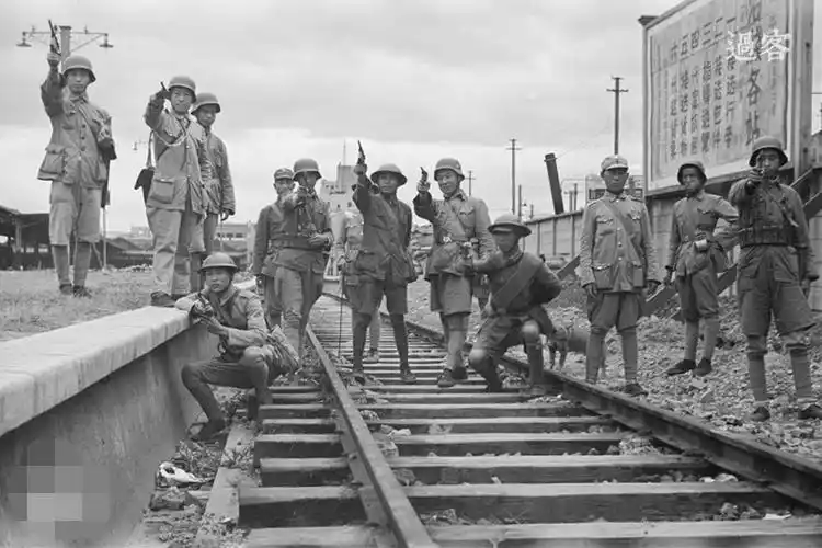 八佰最大的亮点枪械道具基本没差错这在国产战争片里很难得了