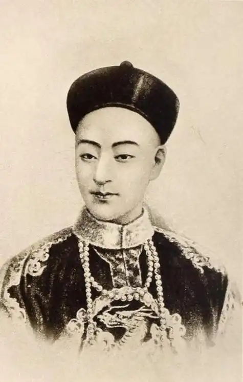 是因为他的父亲奕訢与慈禧太后联手一起对抗到咸丰帝留下的八个顾命