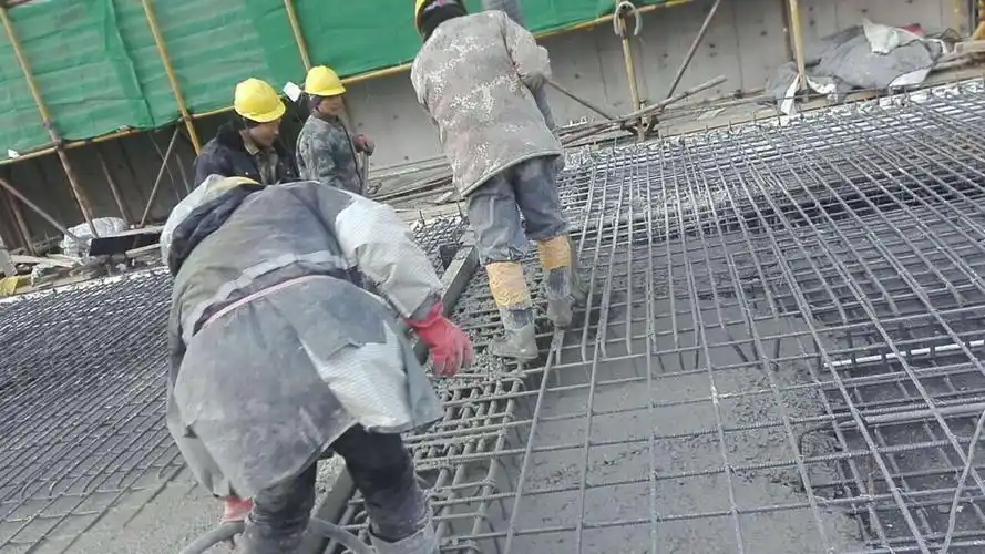 东8车库混凝土浇筑8人