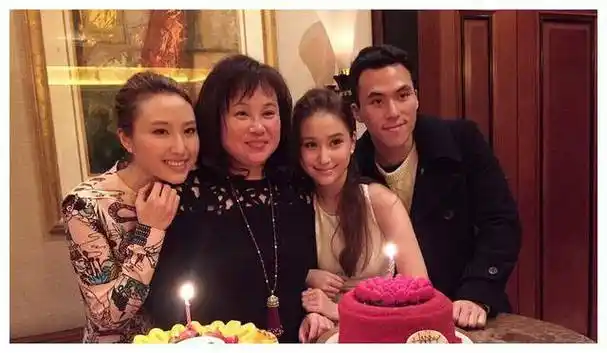 赌王千金何超莲罕炫富,晒私人飞机超阔气,配备大停机坪管家看护_工作