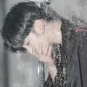 独自淋雨伤心_伤感男生头像图片_扣扣居