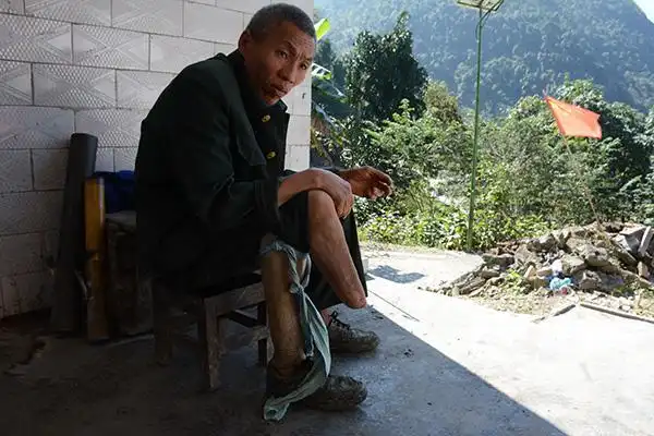 中越边境地雷村村民雷区刨食有人被炸三次