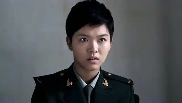 汤小米调到女特种兵侦察班,凌云指导员给她第一项任务