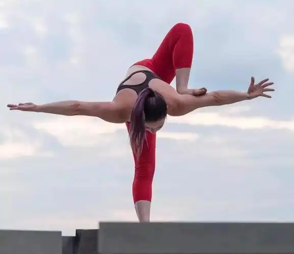 瑜伽教练亲自示范更适合亚洲人的瑜伽开胯体式