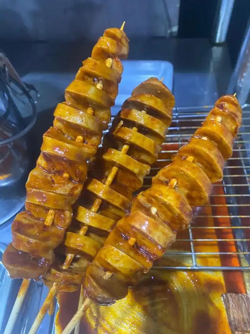 鸣鹤古镇手工大面筋轰炸大鱿鱼秘制烤肠美味小肉串臭豆腐爱了爱了