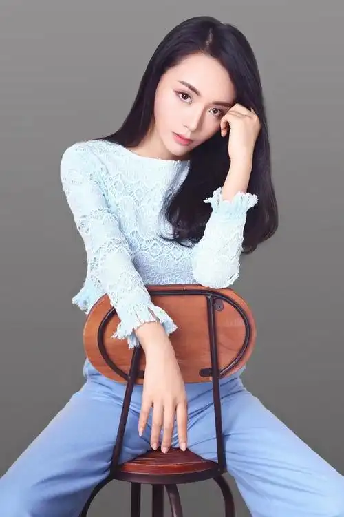 赵艺涵清纯大气,性格开朗阳光,多才多艺的她掌握多种民族乐器