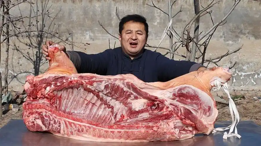 1100元买了半头猪做熏腊肉起了大火都烧成炭了真是太惨了