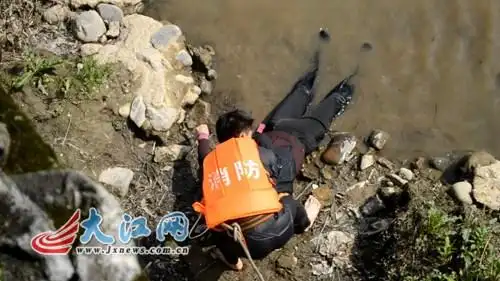 江西一女子不慎落水 经抢救无效死亡(图)