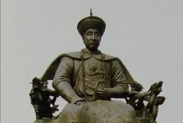 爱新觉罗·鹦烈鹏,出生于辽宁抚顺,祖上是清太祖努尔哈赤六子塔拜的