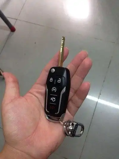 个折叠钥匙,终于拿得出手了,东本真抠门,17万的车都没电动车钥匙好看